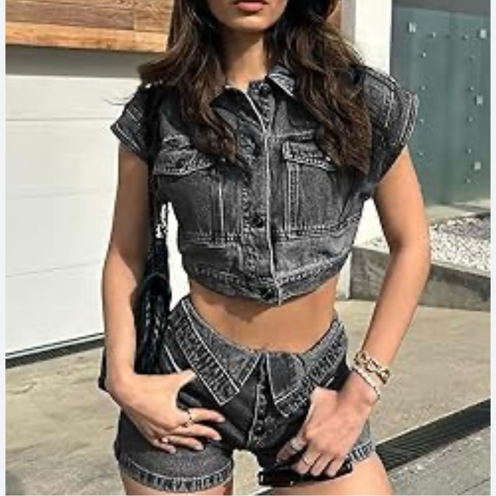 Impulsive women’s two-piece crop denim set jacket with matching‎ shorts